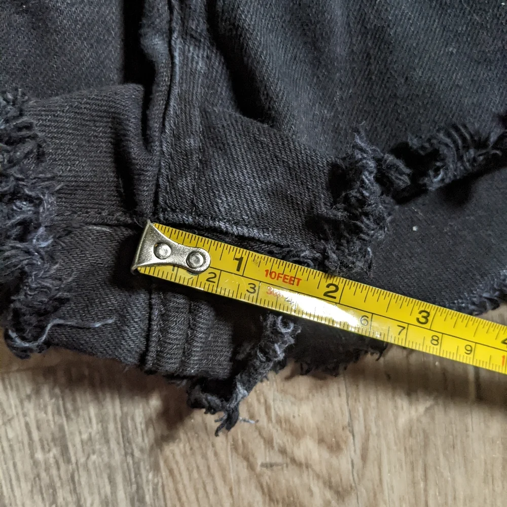 Sexy Raw Hem Shorts Size 26 - Picture 3 of 7
